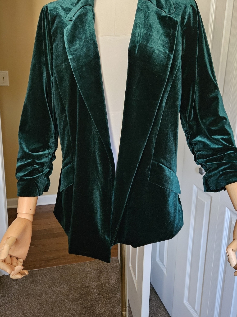 Vibrant Green Crushed Velvet Blazer With Contrasted Floral Print Lining. Holiday - Picture 6 of 11
